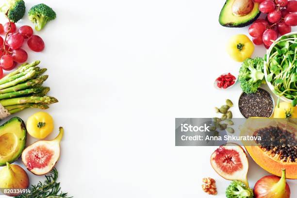 Foto de Fresco Quadro De Alimentos Frutas E Vegetais No Fundo Branco Com Espaço De Cópia e mais fotos de stock de Legume