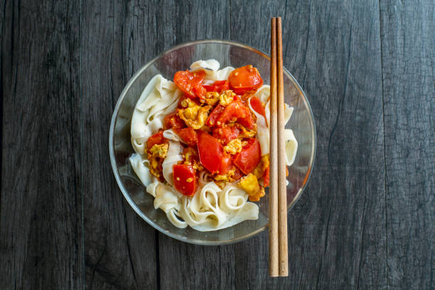 homemade pulling noodles with tomato omelette