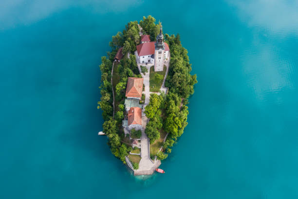 a igreja da assunção, bled, eslovénia - santa maria church - fotografias e filmes do acervo