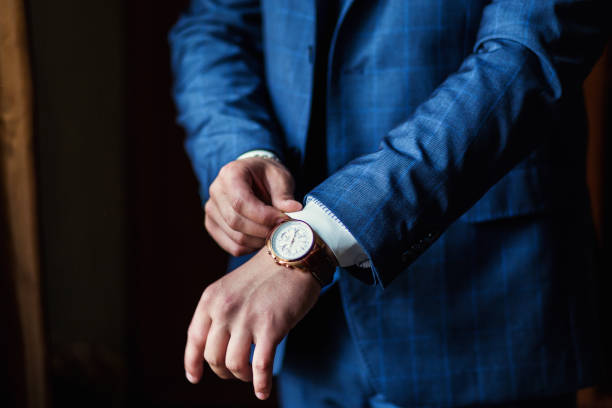 uomo d'affari orologi vestiti, uomo d'affari controllare il tempo sul suo orologio da polso. mano degli uomini con un orologio, guardare sulla mano di un uomo, le tasse dello sposo, preparazione del matrimonio, preparazione per il lavoro, mettere l'orologi - cuff link suit men wedding foto e immagini stock