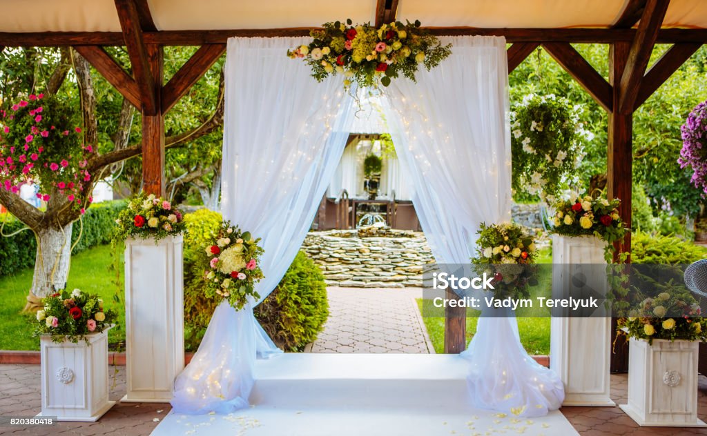 Arco de hermosa boda para la ceremonia en el jardín en tiempo soleado. - Foto de stock de Boda libre de derechos