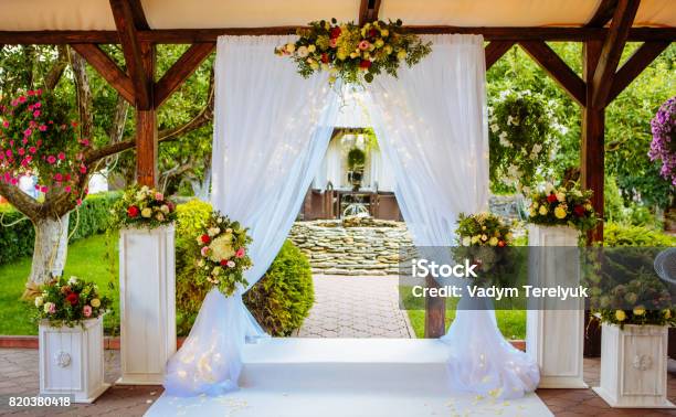 Arco De Hermosa Boda Para La Ceremonia En El Jardín En Tiempo Soleado Foto de stock y más banco de imágenes de Boda