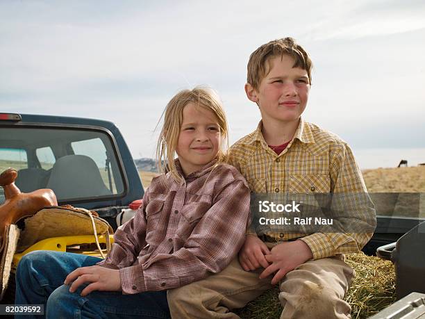 Geschwister Auf Der Rückseite Der Lkw Stockfoto und mehr Bilder von Bruder - Bruder, Schwester, Kind