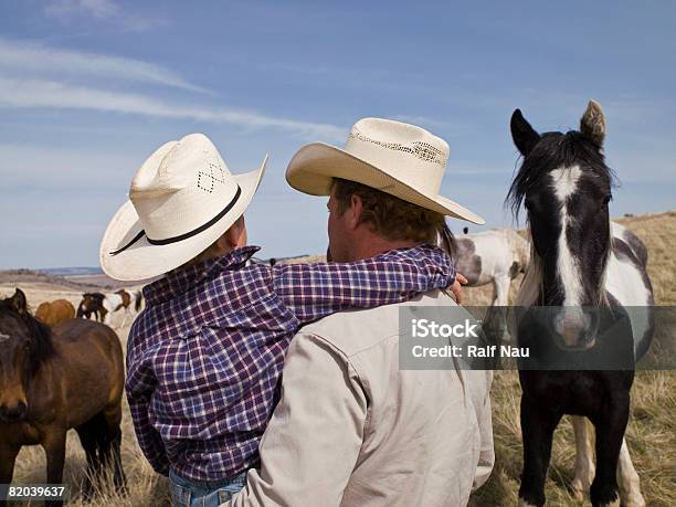 Photo libre de droit de Père Portant Son Fils Sur Le Ranch De Chevaux banque d'images et plus d'images libres de droit de Montana - Ouest Américain - Montana - Ouest Américain, Chapeau de cow-boy, Ranch