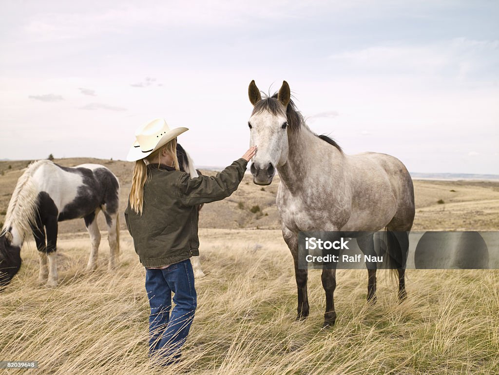 Junges Mädchen mit Pferd auf der ranch - Lizenzfrei Pferd Stock-Foto