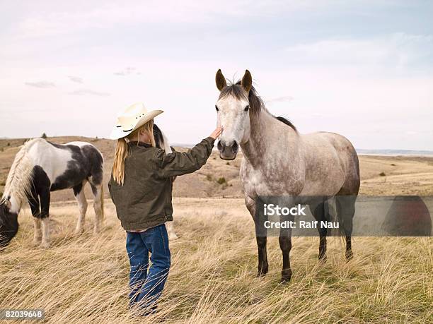 Junges Mädchen Mit Pferd Auf Der Ranch Stockfoto und mehr Bilder von Pferd - Pferd, Tier-Streicheln, Menschen