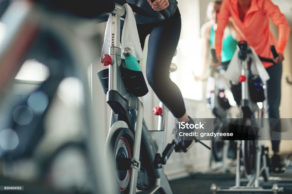 Embrasser la puissance d’une moto - Photo de Salle de gym libre de droits