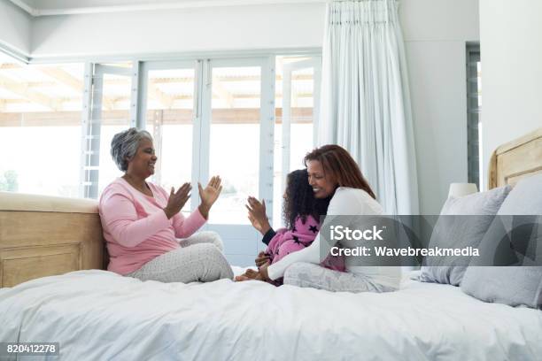 vrek beoefenaar Artistiek Familie Spelen Spelletjes Klappen Op Bed In De Slaapkamer Stockfoto en meer  beelden van Klapspelletje - iStock