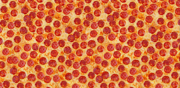 hintergrund pizza pepperoni. - pepperoni stock-fotos und bilder