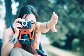 junge-frau-nimmt-ein-foto-mit-einem-retro-film-kamera.jpg?b=1&s=170x170&k=20&c=0q8I8gpJozsSDDU6URGzfPViowee6fzRpRrm060EuKg=