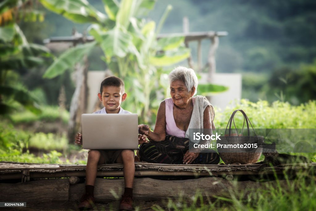 Fröhlicher Junge und Großmutter mit Laptop, Bildung. - Lizenzfrei Indonesien Stock-Foto