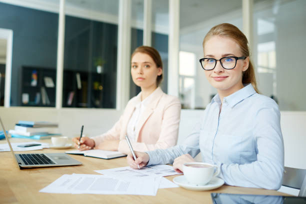 belle femme - exam business caucasian board room photos et images de collection