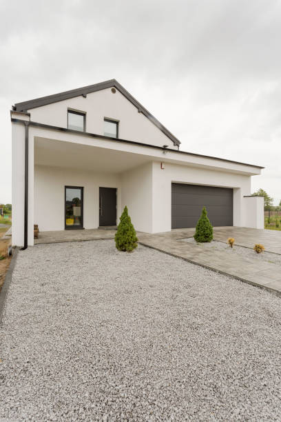 front of modern house with gravel driveway - gravel imagens e fotografias de stock