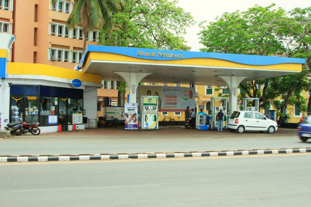 gas station bharat petroleum in panjim - india car people business imagens e fotografias de stock