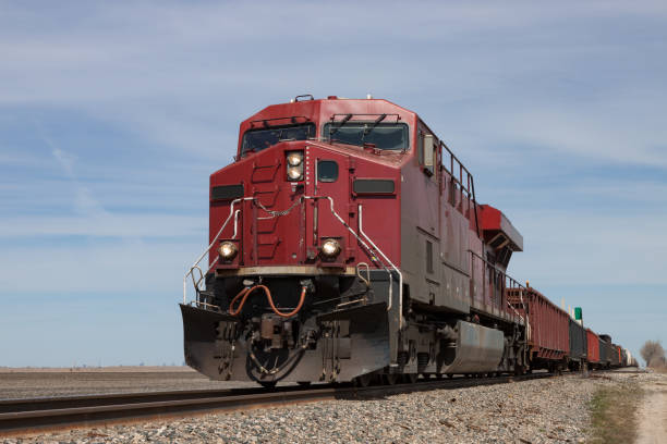 locomotiva vermelha grande, conduzindo o trem de carga na pradaria - manitoba prairie landscape canada - fotografias e filmes do acervo