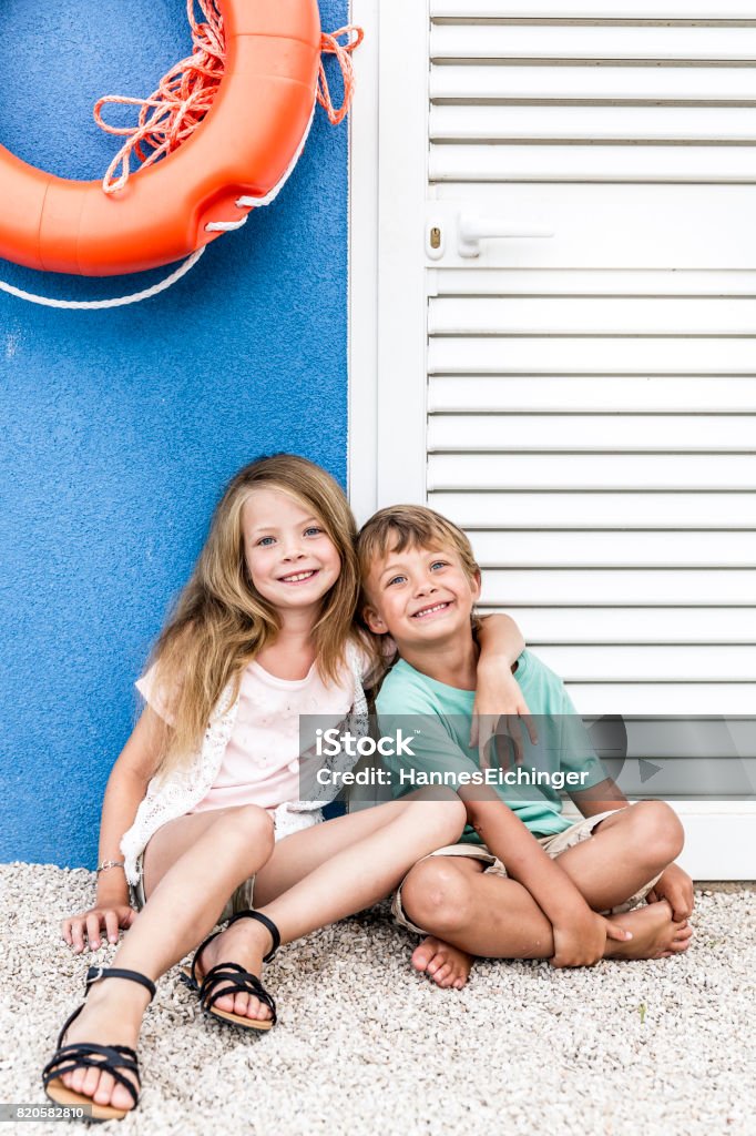 Bruder und Schwester kuscheln am Strand - Lizenzfrei Strand Stock-Foto