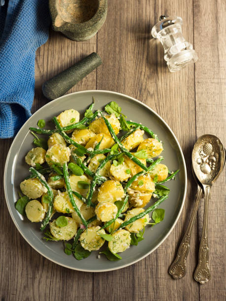 sałatka z ziemniaków i zielonej fasoli - salad prepared potato potato salad food zdjęcia i obrazy z banku zdjęć