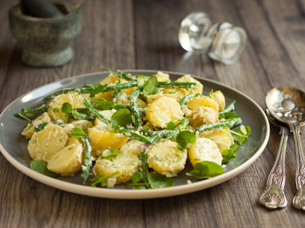 sałatka z ziemniaków i zielonej fasoli - salad prepared potato potato salad food zdjęcia i obrazy z banku zdjęć