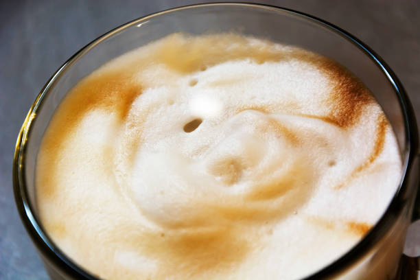 pianka cappuccino z bliska - cappuccino swirl coffee cafe zdjęcia i obrazy z banku zdjęć