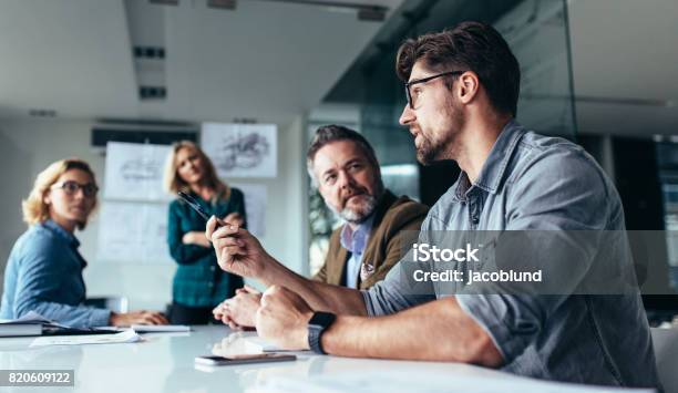 Photo libre de droit de Équipe De Professionnels Discuter Au Nouveau Projet Dentreprise banque d'images et plus d'images libres de droit de Réunion