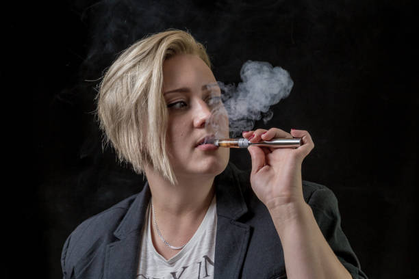 여자는 vaping 기화 기 - lesbian women thinking black 뉴스 사진 이미지