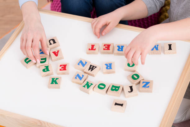 blocs de bois avec les lettres - alphabet blackboard text child photos et images de collection