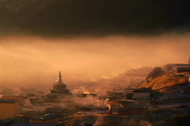 província de vegetal ganzi langmusi mosteiro - tibet monk architecture india - fotografias e filmes do acervo