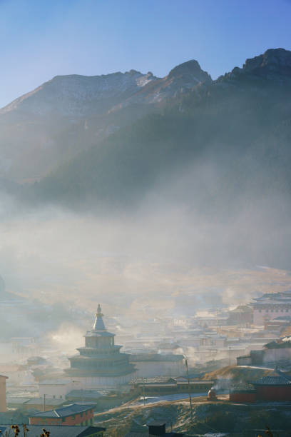 província de vegetal ganzi langmusi mosteiro - tibet monk architecture india - fotografias e filmes do acervo