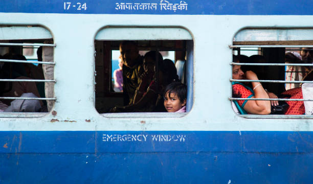 haridwar, indie - 04 kwietnia 2014 - indyjska dziewczyna w pociągu patrząc przez okno i uśmiechnięta. - india mountain child people zdjęcia i obrazy z banku zdjęć