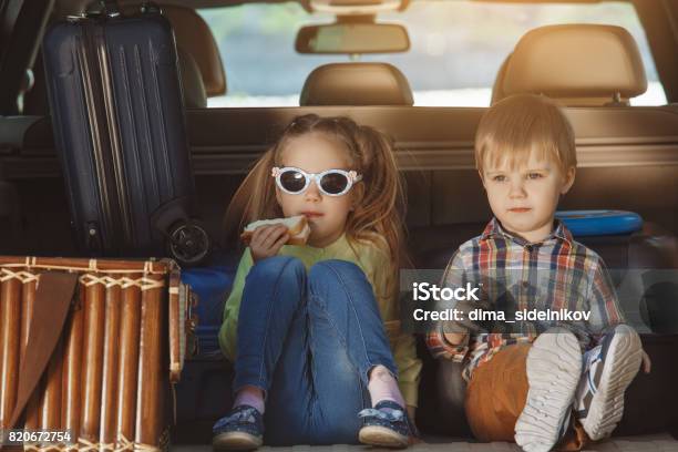 Viaggia In Auto Viaggio In Famiglia Insieme Vacanza - Fotografie stock e altre immagini di Automobile