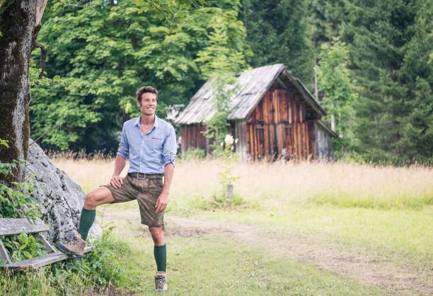 gut aussehender mann in traditionellen lederhosen, österreich - österreich tracht stock-fotos und bilder