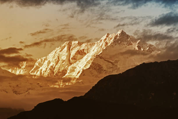 bella ultima luce dal tramonto sul monte kanchenjugha, india - european alps mountain mountain peak rock foto e immagini stock