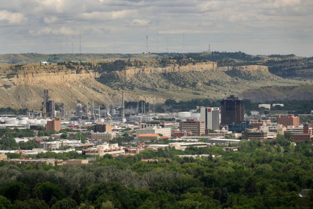 die innenstadt von billings montana stadt bürogebäude öl erdölraffinerie - billings stock-fotos und bilder