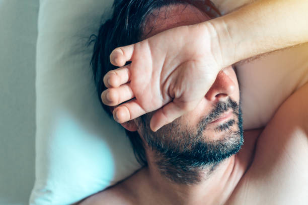 depressione mattutina e crisi di mezza età di un uomo - hangover men crying bed foto e immagini stock