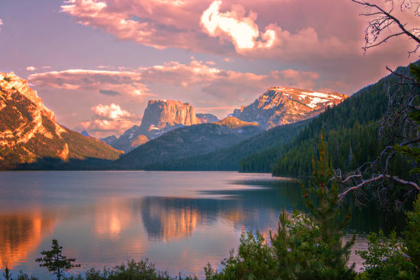 istock Square Top Mountain and Lower Green River Lake 820761408
