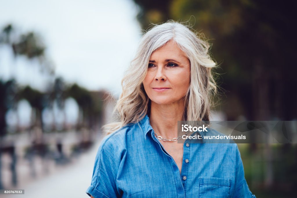 Porträt von schöne ältere Frau mit grauen Haaren im freien - Lizenzfrei Haar Stock-Foto