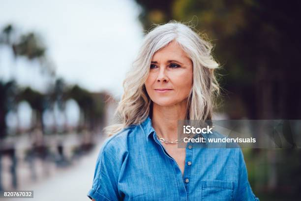 Porträt Von Schöne Ältere Frau Mit Grauen Haaren Im Freien Stockfoto und mehr Bilder von Haar