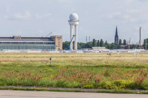 テンプルホファ フェルド古いドイツ ベルリン空港 - tempelhof ストックフォトと画像