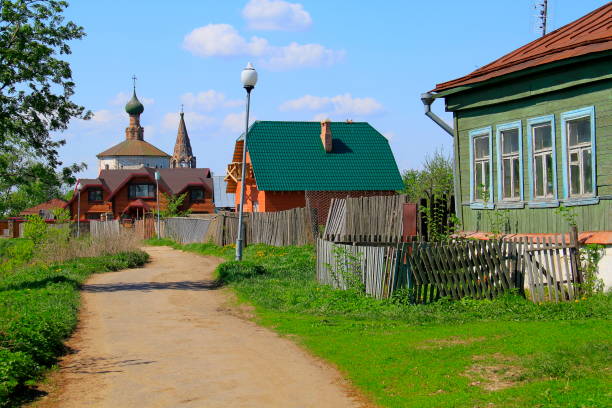 Dirt street path and Russian dachas - Village old town landscape - Monastery and churches - Medieval Kremlin and Orthodox Cathedral of Nativity – Ancient Suzdal typical idyllic russian village, cityscape panorama, Vladimir oblast, Golden Ring , Russia calle camino de tierra y pueblo ruso antiguo ciudad paisaje - monasterio e iglesias - kremlin medieval y la ortodoxa catedral de la natividad – súzdal antiguo típico pueblo ruso idílico, panorama del paisaje urbano, Óblast de vladímir, anillo de oro, rusia