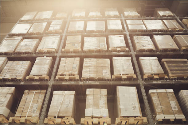 prateleiras do armazém com mercadorias - warehouse box crate storage room - fotografias e filmes do acervo