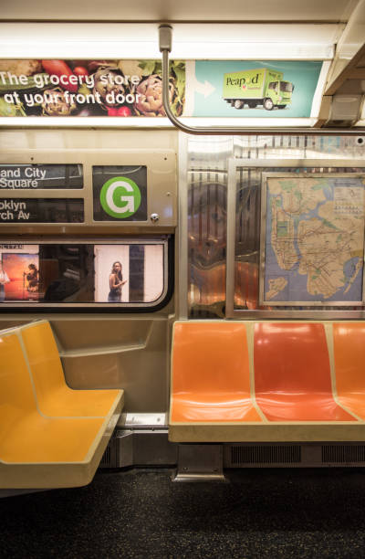 intérieur de voiture de métro new york - brooklyn sign new york city queens photos et images de collection