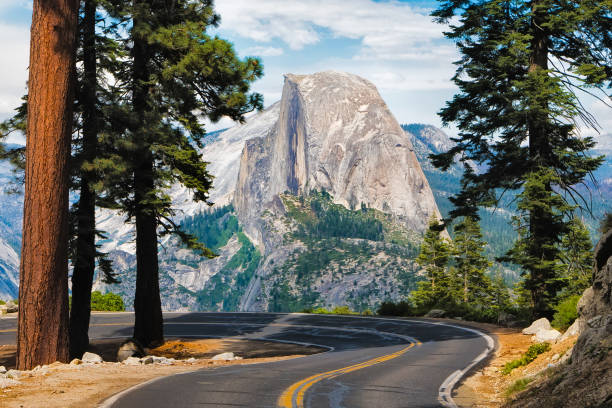 la carretera que conduce a glacier point en el parque nacional de yosemite, california, estados unidos con la cúpula de mitad en el fondo. - condado de mariposa fotografías e imágenes de stock