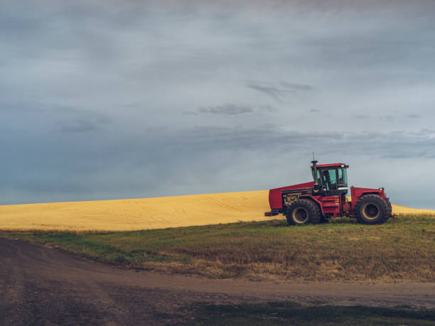 農機具、パルースの小麦畑での作業 - dirt wheat washington state palouse ストックフォトと画像