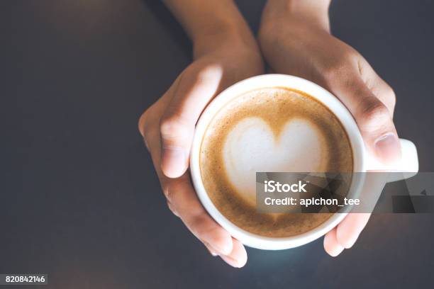 Hand Und Kunst Im Kaffee Stockfoto und mehr Bilder von Herzform - Herzform, Milchkaffee, Trinkgefäß