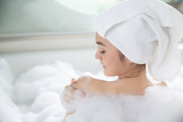 asiatische frauen sind dusche in badewanne - bathtub asian ethnicity women female stock-fotos und bilder