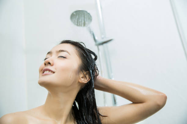 le donne asiatiche fanno la doccia. è felice - washing hair foto e immagini stock