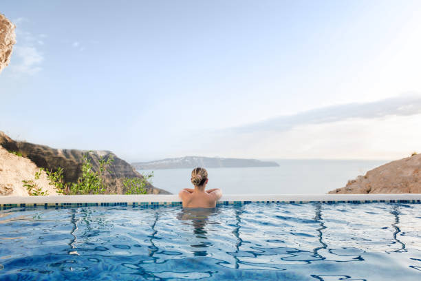 sommer im pool entspannen - sea swimming greece women stock-fotos und bilder