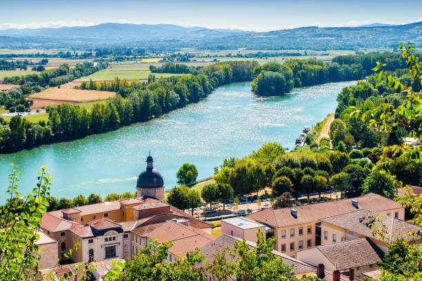 Vogelperspektive Ansicht Landschaft Trevoux Stadt landschaftlich in Frankreich entlang Saône an einem sonnigen Sommertag – Foto