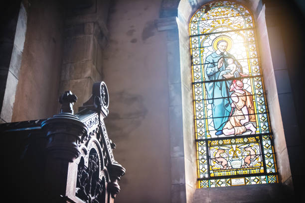 gros plan de belles chrétienne transparente vitrail d’église français de trevoux ville intérieure avec la lumière du soleil - penance photos et images de collection