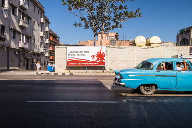 cuban revolution anniversary ssign in avana - developing countries urban scene outdoors horizontal imagens e fotografias de stock